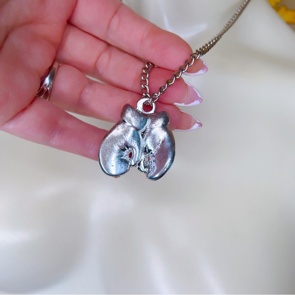 ❌ SOLD ❌ Silver necklace boxing 🥊 gloves pendant vintage - Picture 4 of 4